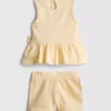 0-36 måneder | sæt bestående af bluse med blomsterbroderi og peplum-kant samt Shorts