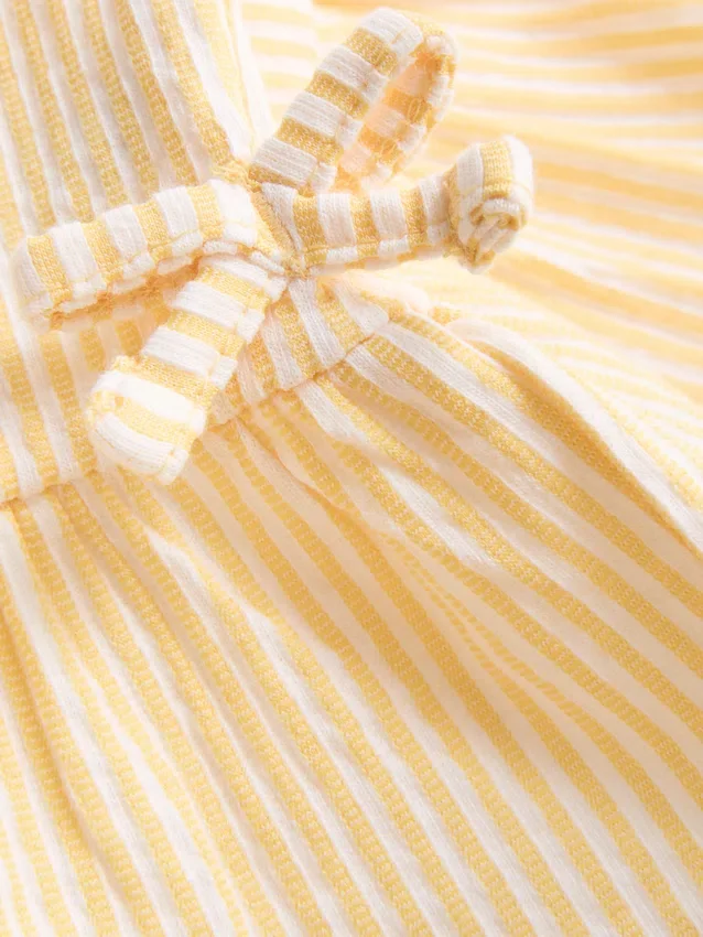 0-36 måneder | sæt bestående af bluse med blomsterbroderi og peplum-kant samt Shorts
