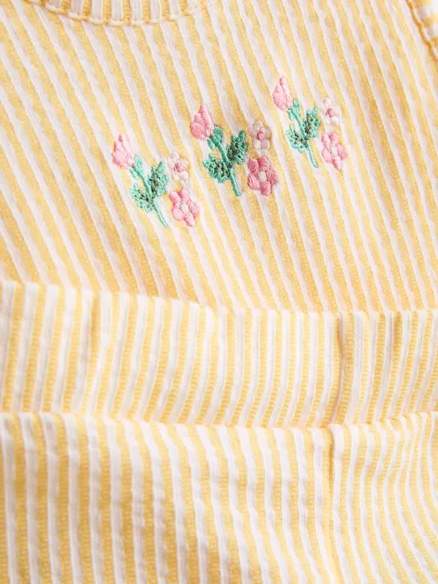 0-36 måneder | sæt bestående af bluse med blomsterbroderi og peplum-kant samt Shorts