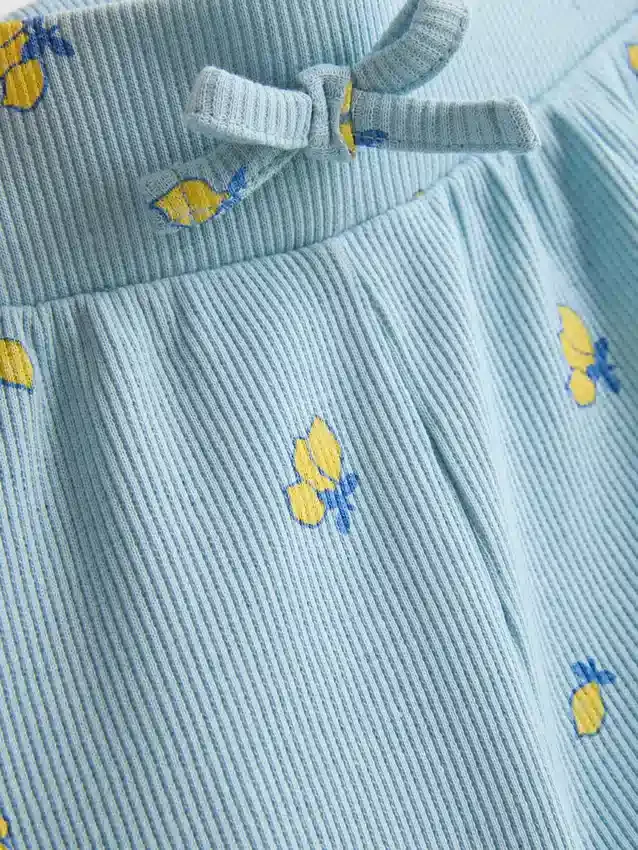 1,5–8 år | Ribbede shorts med flæsekant