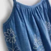 1,5–9 år | broderet cami-kjole i chambray
