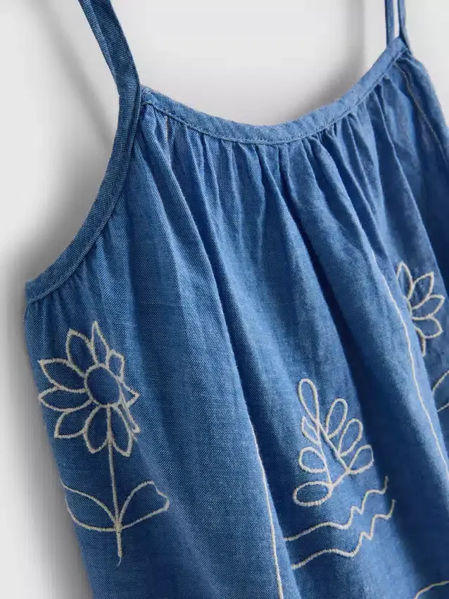 1,5–9 år | broderet cami-kjole i chambray