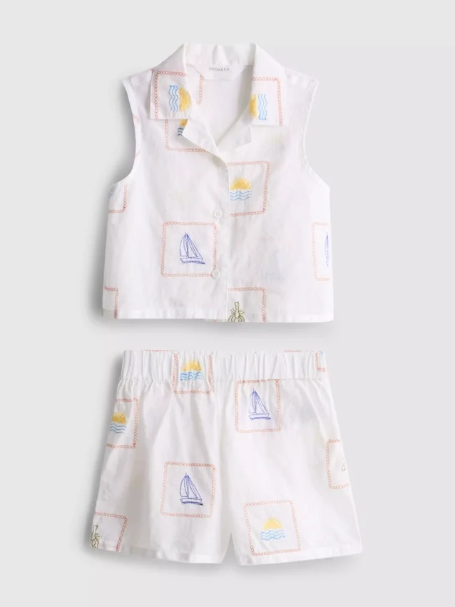 1,5–9 år | Broderet sæt bestående af ærmeløs skjorte og shorts