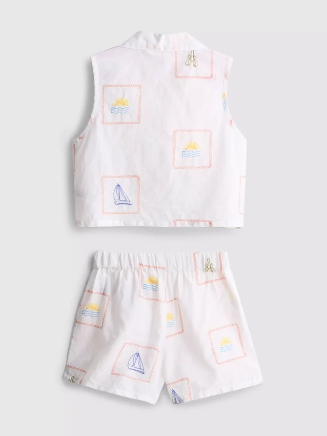 1,5–9 år | Broderet sæt bestående af ærmeløs skjorte og shorts