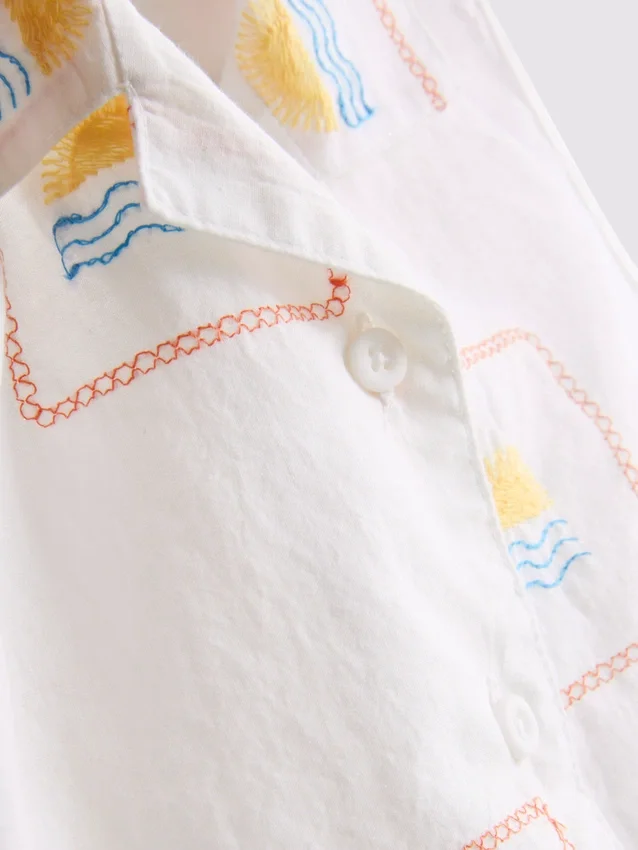 1,5–9 år | Broderet sæt bestående af ærmeløs skjorte og shorts