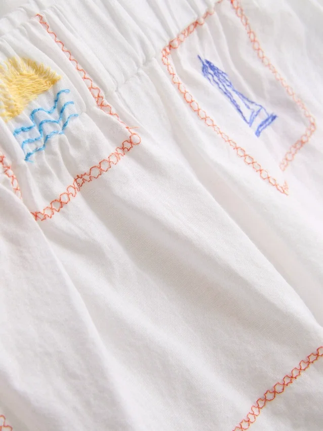 1,5–9 år | Broderet sæt bestående af ærmeløs skjorte og shorts