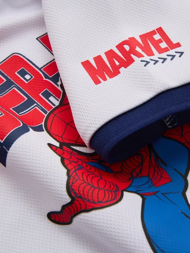 1,5–9 år | Marvel Spider-Man fodbold-T-shirt og shorts-sæt