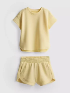 1,5–9 år | sæt bestående af T-shirt og løbeshorts