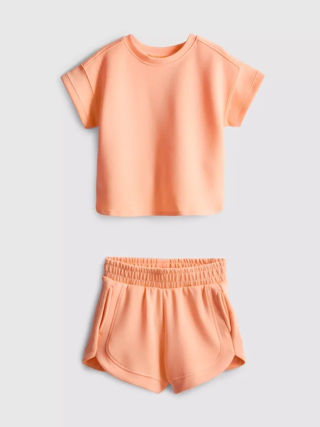 1,5–9 år | sæt bestående af T-shirt og løbeshorts