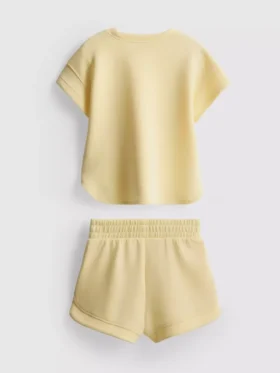 1,5–9 år | sæt bestående af T-shirt og løbeshorts