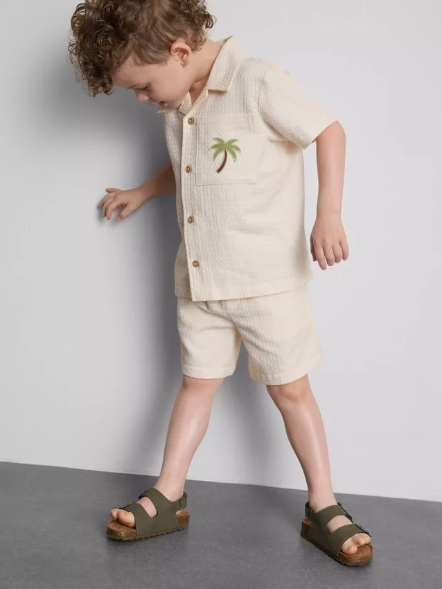 1,5–9 år | sæt med broderet skjorte og shorts