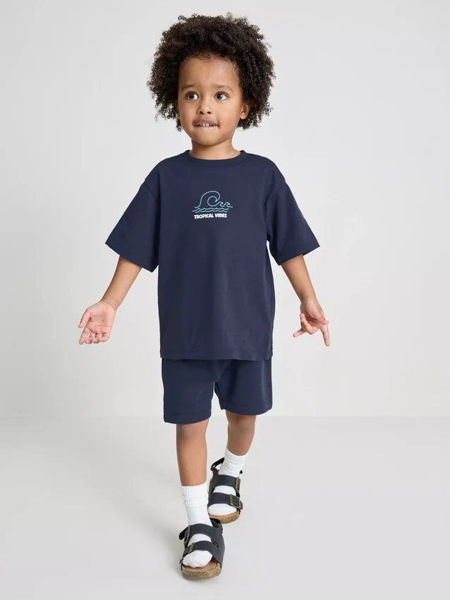 1,5–9 år | T-shirt og shorts-sæt med tropisk grafisk flokket mønster