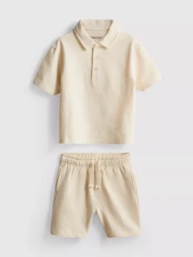 1-9 år | sæt bestående af en struktureret poloshirt og shorts