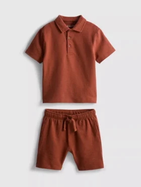 1-9 år | sæt bestående af en struktureret poloshirt og shorts