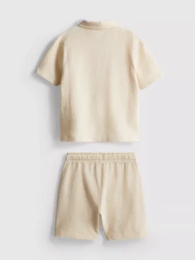 1-9 år | sæt bestående af en struktureret poloshirt og shorts