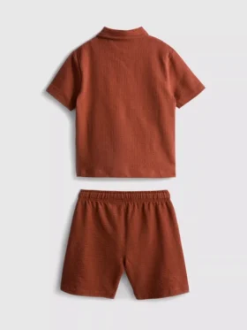1-9 år | sæt bestående af en struktureret poloshirt og shorts