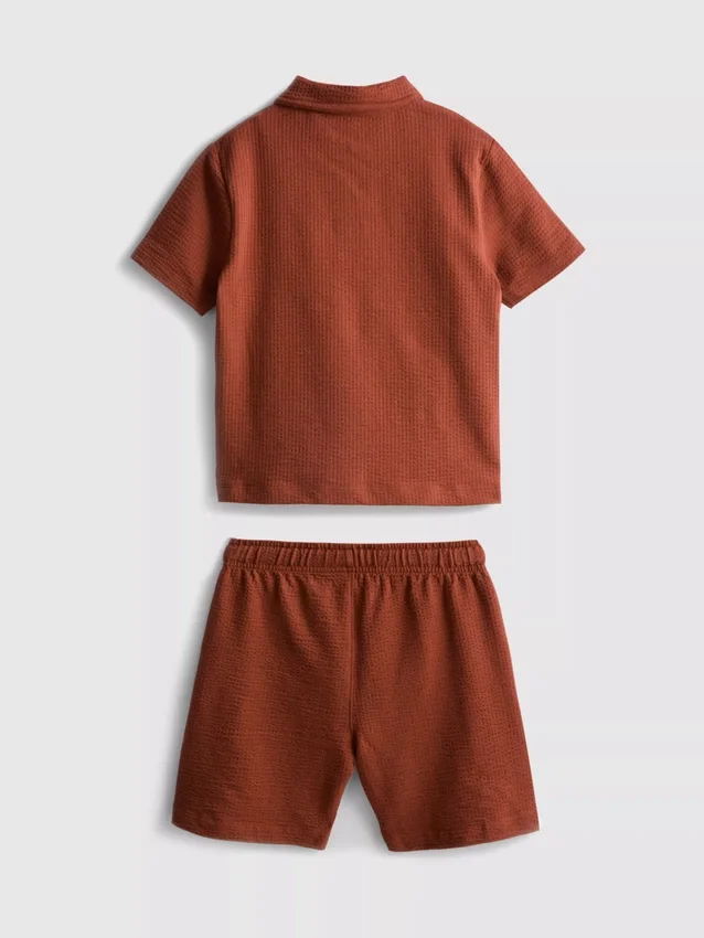 1-9 år | sæt bestående af en struktureret poloshirt og shorts
