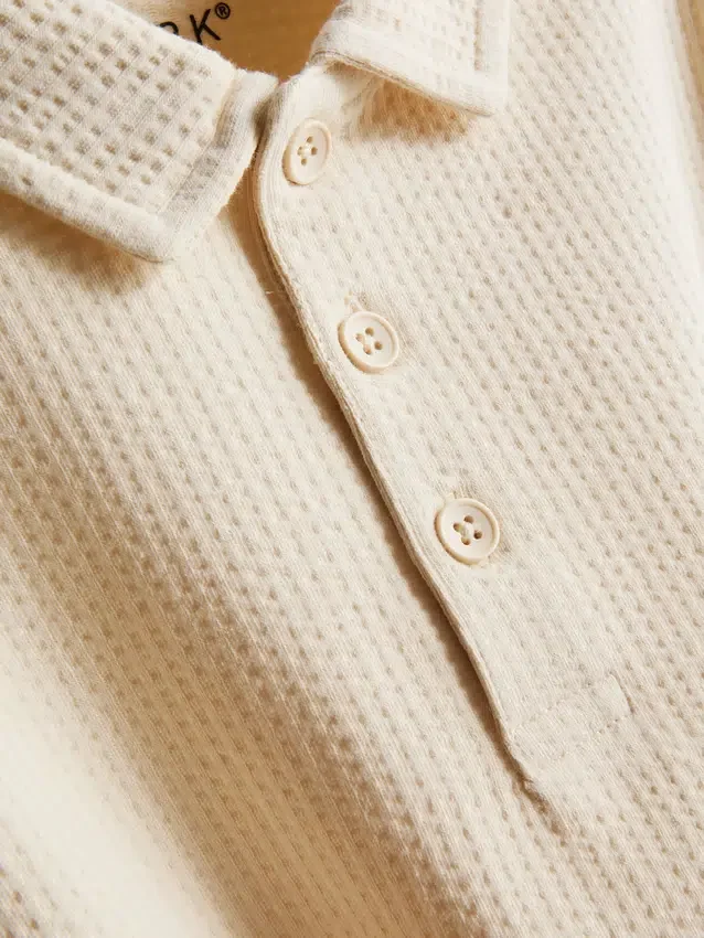 1-9 år | sæt bestående af en struktureret poloshirt og shorts