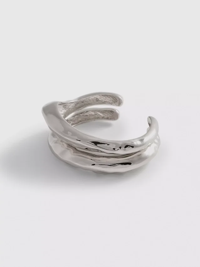 2 stk. armbånd i smeltet metal