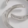 2 stk. armbånd i smeltet metal