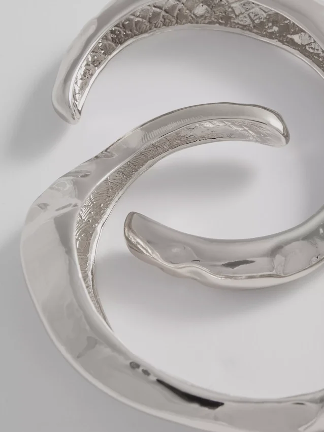 2 stk. armbånd i smeltet metal