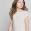 7–15 år | Bluse med krøllede kapærmer og blondekant