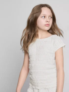 7–15 år | Bluse med krøllede kapærmer og blondekant