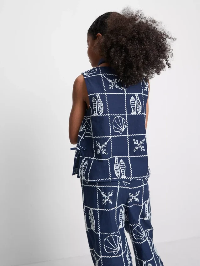 7–15 år | broderet ærmeløs bluse