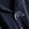 7–15 år | broderet skjorte med knapper