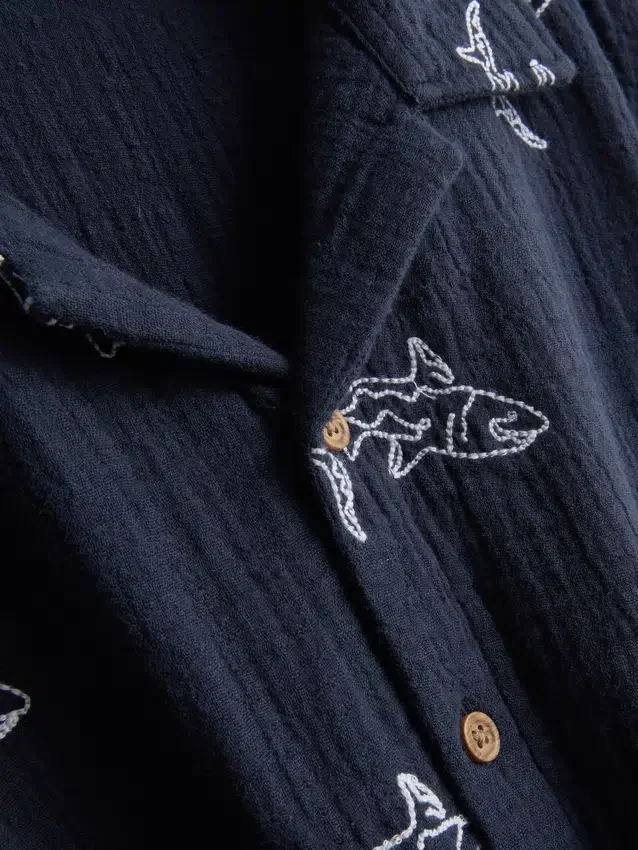7–15 år | broderet skjorte med knapper