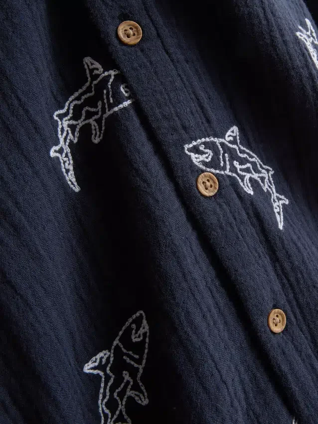 7–15 år | broderet skjorte med knapper