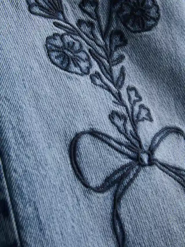 7–15 år | Jeans med brede ben og broderet blomsterbue
