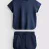 7–15 år | Sæt bestående af en boxy T-shirt og løbeshorts