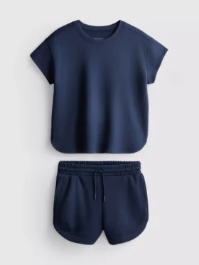 7–15 år | Sæt bestående af en boxy T-shirt og løbeshorts