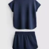 7–15 år | Sæt bestående af en boxy T-shirt og løbeshorts