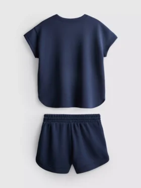 7–15 år | Sæt bestående af en boxy T-shirt og løbeshorts