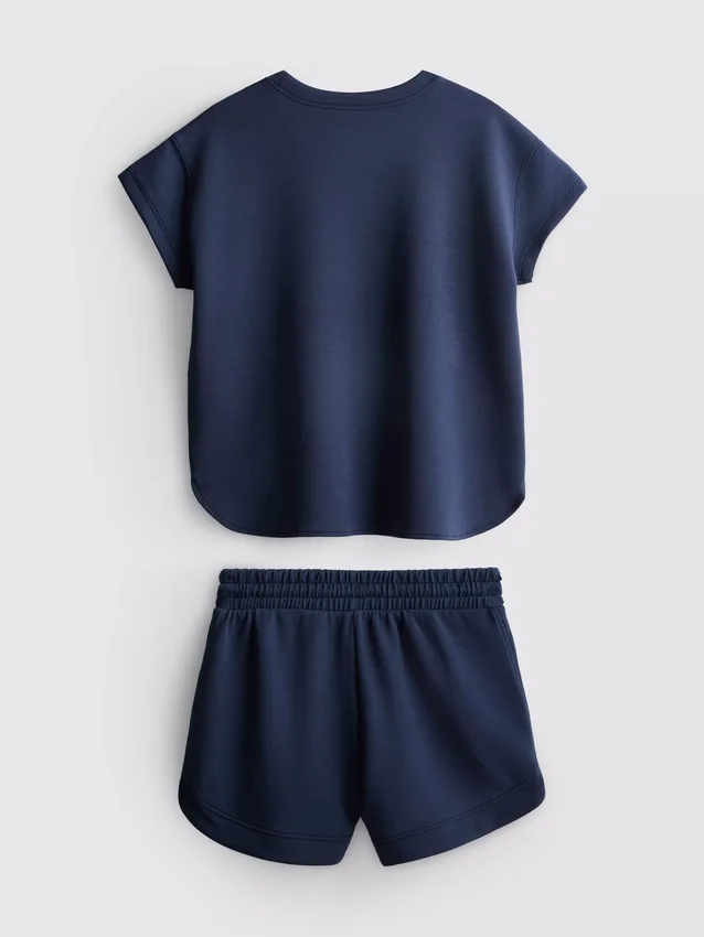 7–15 år | Sæt bestående af en boxy T-shirt og løbeshorts