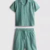 7-15 år | sæt bestående af kortærmet skjorte med knapper og shorts i strukturvævet stof