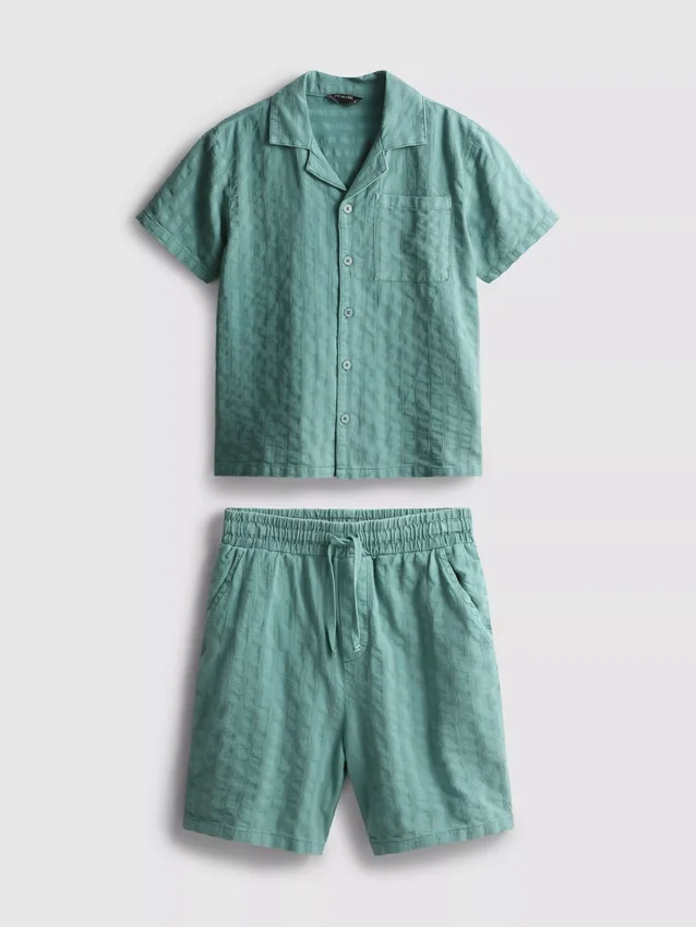 7-15 år | sæt bestående af kortærmet skjorte med knapper og shorts i strukturvævet stof