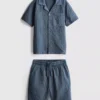 7-15 år | sæt bestående af kortærmet skjorte med knapper og shorts i strukturvævet stof