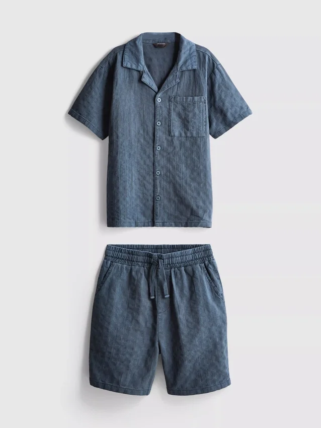 7-15 år | sæt bestående af kortærmet skjorte med knapper og shorts i strukturvævet stof