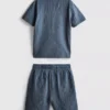 7-15 år | sæt bestående af kortærmet skjorte med knapper og shorts i strukturvævet stof