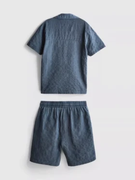 7-15 år | sæt bestående af kortærmet skjorte med knapper og shorts i strukturvævet stof