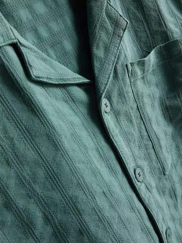 7-15 år | sæt bestående af kortærmet skjorte med knapper og shorts i strukturvævet stof