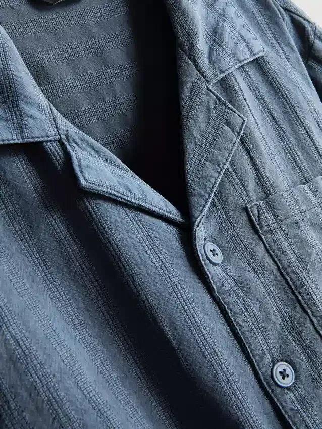 7-15 år | sæt bestående af kortærmet skjorte med knapper og shorts i strukturvævet stof