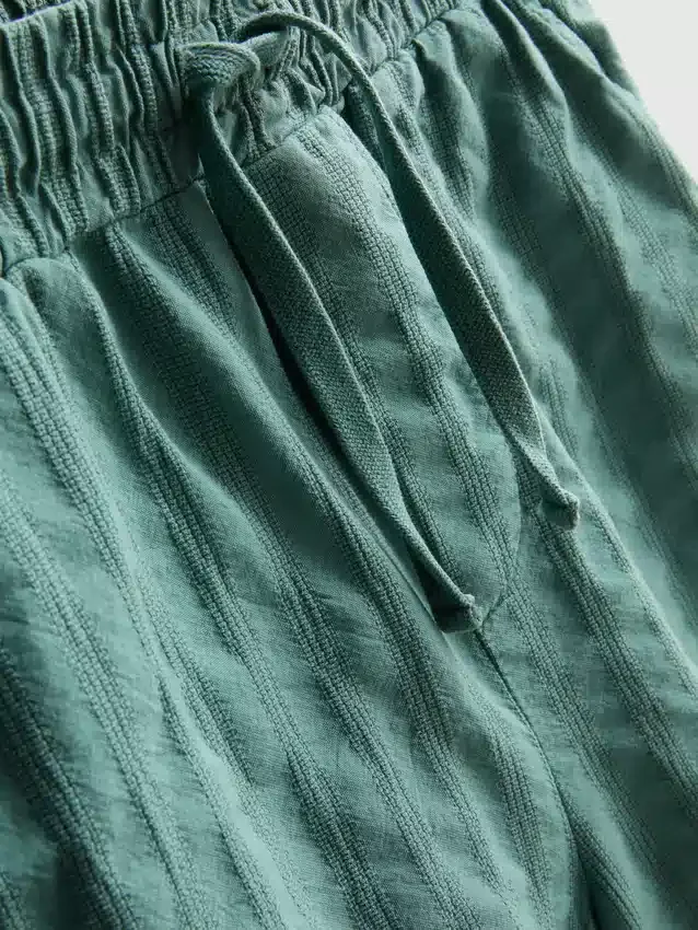 7-15 år | sæt bestående af kortærmet skjorte med knapper og shorts i strukturvævet stof