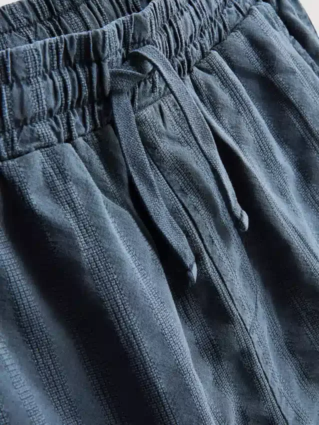 7-15 år | sæt bestående af kortærmet skjorte med knapper og shorts i strukturvævet stof