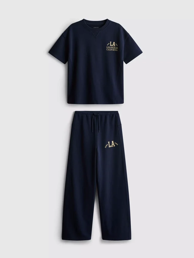 7–15 år | Sæt bestående af T-shirt og joggingbukser med brede ben