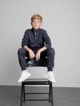 7–15 år | Sæt med sweatshirt med tragtkrave og sweatpants