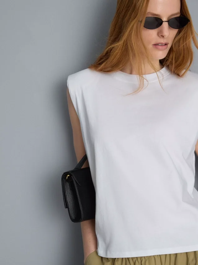 Ærmeløs T-shirt med polstrede skuldre